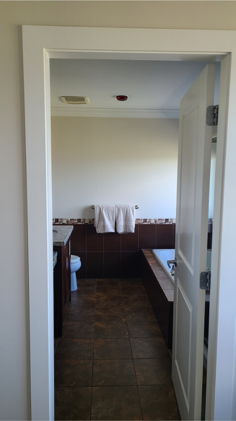 Benjamin Moore Maritime White in a bathroom with brown tile