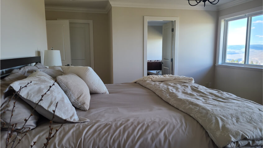 Benjamin Moore maritime white in a bedroom
