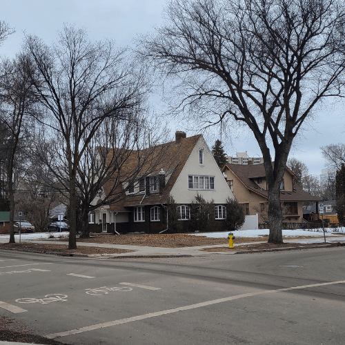 Far shot of Benjamin Moore Maritime White on a stucco and brick exterior
