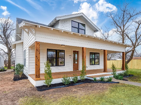Sherwin Williams Alabaster looks like a soft true white on an exterior.